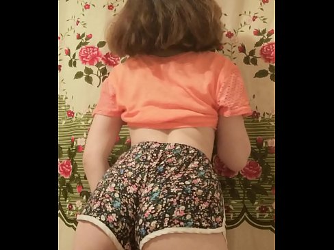 ❤️ سيڪسي نوجوان بيبي پنهنجي شارٽس کي ڪئميرا تي هٽائيندي ❤️ ﹏
