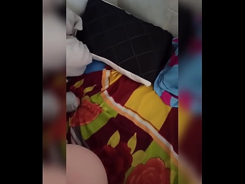 ❤️ منهنجي روم ميٽ گهر ۾ اڪيلي رهي ٿي ڇاڪاڻ ته هن جو مڙس موڪلن تي وڃي ٿو ۽ مان موقعو وٺان ٿو ته هن کي چوسان ۽ هن جي گدا کي کير سان ڀريان. ❤️ ﹏