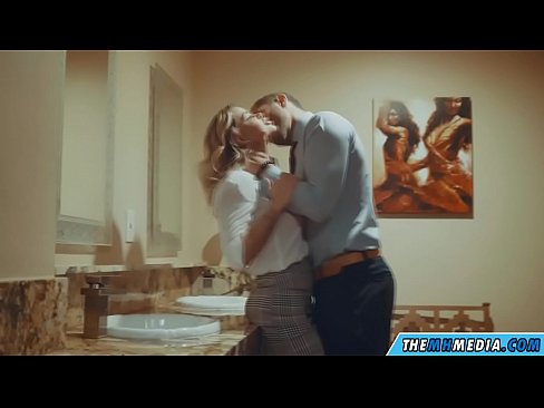 ❤️ جڏهن هڪ busty سنهري اوھان کي هڪ عوامي آرام روم ۾ seduces ❤️ ﹏